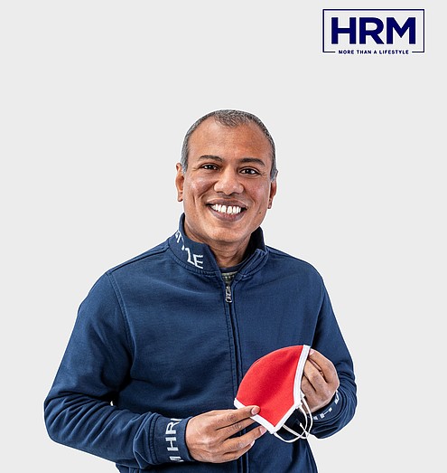 Monirul Hoque, Geschäftsführer von HRM Textil Monirul Hoque hält eine selbst produzierte Mund-Nasen-Maske in den Händen