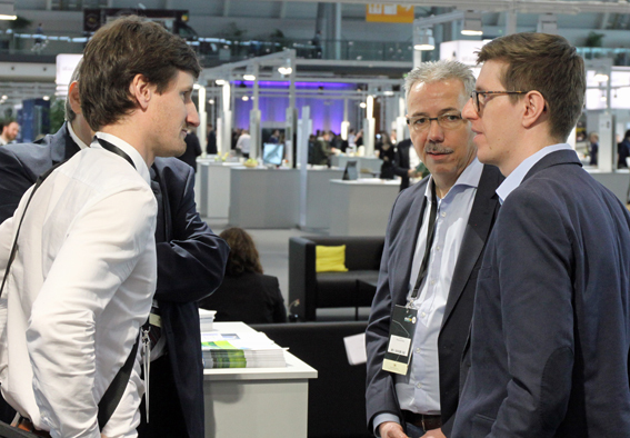 Start-up meets Mittelstand auf dem Stand des RKW Baden-Württemberg (von links): Gründer Ingolf Schatz im Gespräch mit Mathias Braunmiller und Lukas Wiener von ETL Prüftechnik aus Korntal Start-up meets Mittelstand auf dem Stand des RKW Baden-Württemberg (von links): Gründer Ingolf Schatz im Gespräch mit Mathias Braunmiller und Lukas Wiener von ETL Prüftechnik aus Korntal